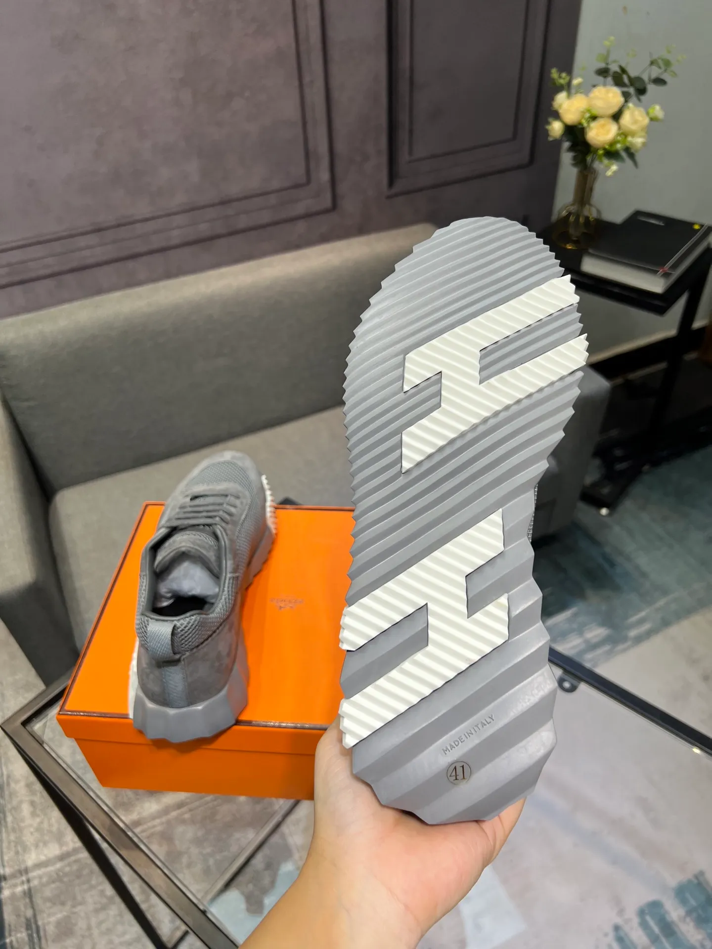 Men's shoes 💰660 Exclusive real shot (top version) Hermes new autumn and winter sports shoes. One of the most comfortable shoes from Hermes. Very light on the feet and good-looking. You will not be tired even if you go shopping. The overall suede feels very good. It is very beautiful and versatile. Very light and comfortable. Fabric: Imported high mercerized sheep/original single rain velvet. Lining: Imported silk sheepskin for the lining insole. Outsole: Seamless combination of IP+TPU (multi-color letters) German technology irradiation machine Size: Male 39-46 (Male 38 45 46 customized) Top quality, simultaneous full set of packaging